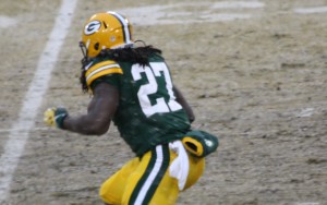 Eddie_Lacy_27_cutting_back_2013